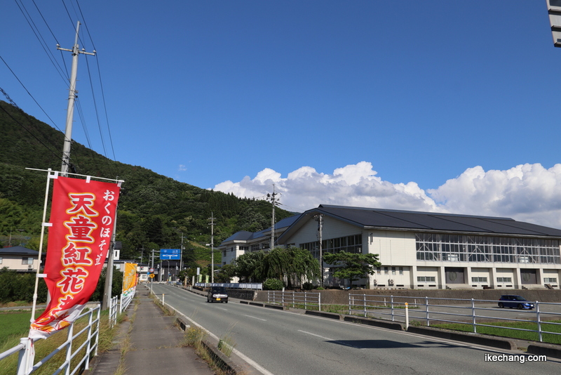 写真：天童紅花まつりののぼり旗と天童市立津山小学校