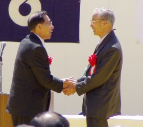 写真：握手を交わす両市長
