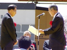 写真：遠藤登・天童市長と中原誠・日本将棋連盟副会長