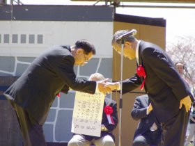 写真：遠藤登・天童市長と中原誠・日本将棋連盟副会長