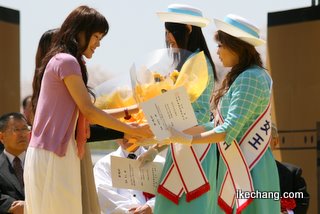 写真：花束を渡す昨年の将棋の女王