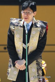 写真：あいさつする谷川浩司・日本将棋連盟会長（第60回人間将棋）