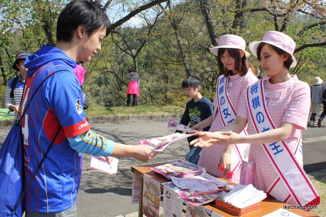 写真:将棋の女王とFC東京サポーター(第60回人間将棋)
