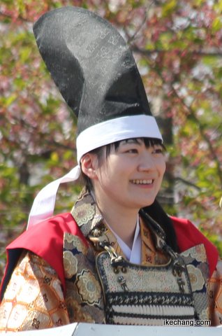 写真:赤軍大将の上田初美(うえだはつみ)女流三段(第60回人間将棋)