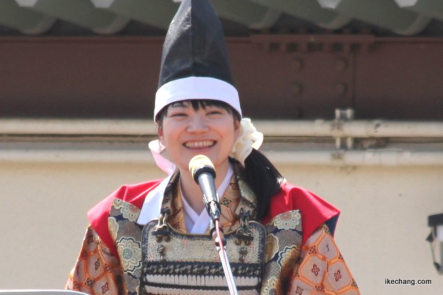 写真:赤軍大将の上田初美(うえだはつみ)女流三段(第60回人間将棋)