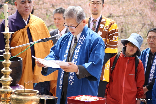 写真:祭りの言葉を読みあげる武内昭博氏(平成28年度人間将棋)