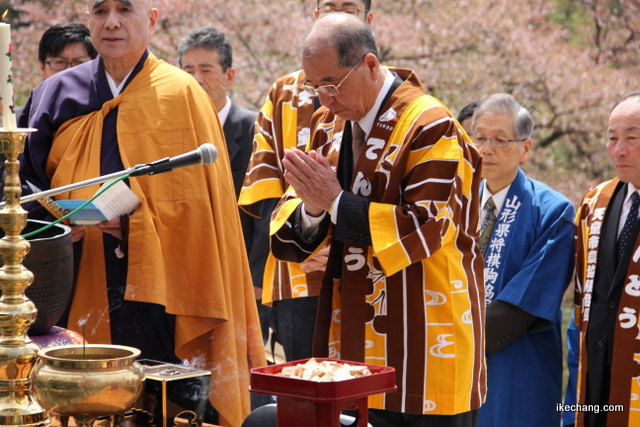 写真:手を合わせる山本信治天童市長(平成28年度人間将棋)