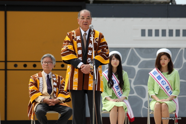 写真:挨拶を述べる山本信治天童市長(平成28年度人間将棋)
