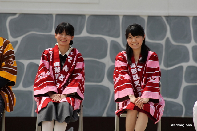 写真：開会式に臨む竹部さゆり女流三段と飯野愛 女流１級（平成28年度人間将棋）