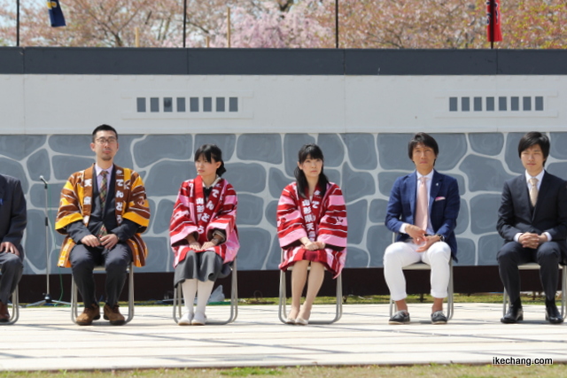 写真:開会式の来賓の皆さま(平成28年度人間将棋)