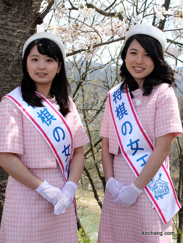 写真：第38代「将棋の女王」神村登波子さんと土屋千穂さん