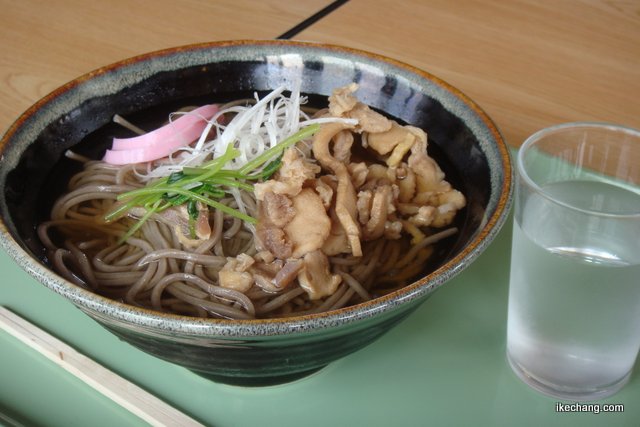 写真:冷たい肉そば(レストハウスはんぐりぃ634)
