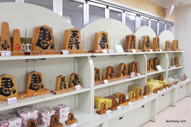 写真:たくさんの将棋駒(天童市物産センター)