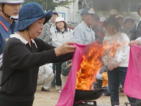 てんぷら油の消火訓練の写真