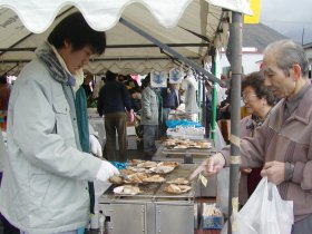 ホタテ焼きが100円で提供