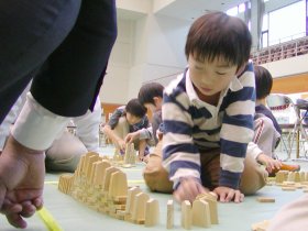 将棋駒を使ったドミノ遊びの写真