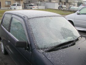 写真：車にうっすらと積もった雪