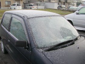 写真:車にうっすらと積もった雪