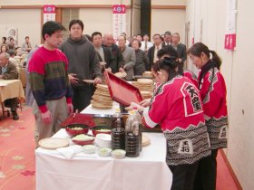 写真:そばをおかわりするために行列に並ぶ人たち