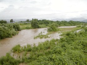 写真：増水した乱川（大町付近）