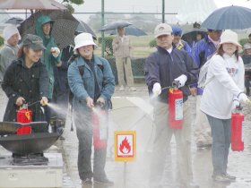画像：水消火器の訓練