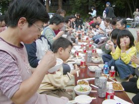 写真:源氏山ちゃんこ鍋を食べる様子
