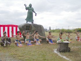 写真:寺津小児童の土俵入り