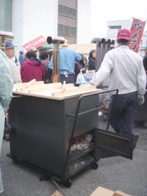 写真:石焼き芋用の薪ストーブ