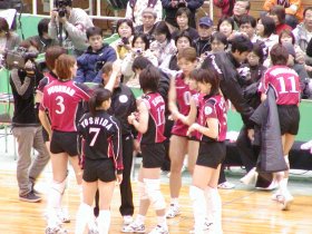写真:セット間のミーティング後