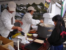 写真:いも煮の販売