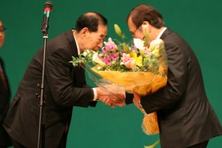 写真:遠藤登・天童市長と秋葉忠利・広島市長