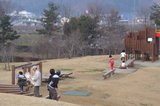 写真：山形県総合運動公園の「遊びの森」