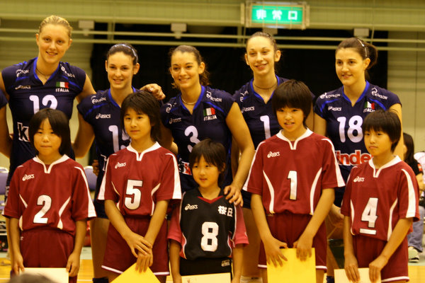写真：イタリアジュニアチームと桜田バレースポーツ少年団