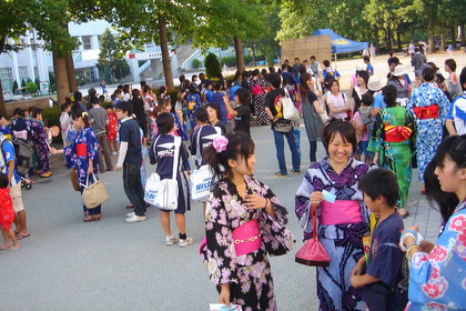 写真:浴衣姿の人たちであふれるNDスタジアム山形
