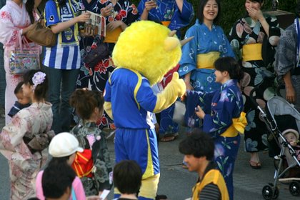 写真:ファンサービスするディーオ