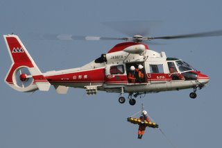 写真：人命救助中の消防防災ヘリもがみ