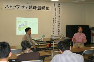 写真:三浦秀一・准教授(写真左)と武内賢二・会長