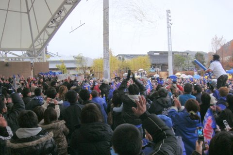 写真:昇格の垂れ幕