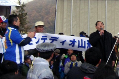 写真:斎藤弘・山形県知事と遠藤登・天童市長