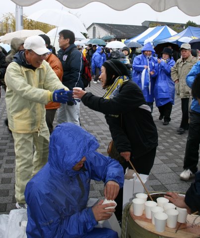 写真:祝い酒の振る舞い