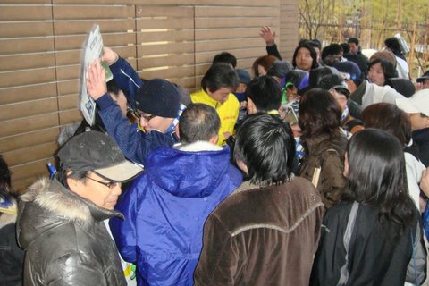 写真:山形新聞の号外配布
