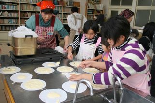 写真:バナナボートの生地つくり
