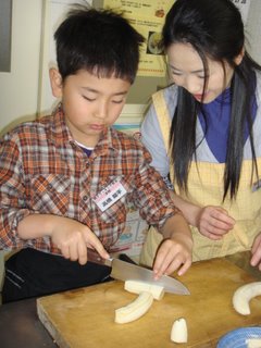 写真:バナナを切る子ども