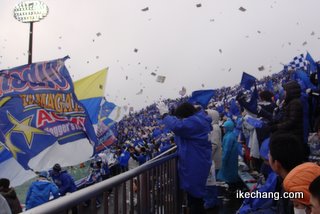 写真:ホーム開幕戦の紙吹雪