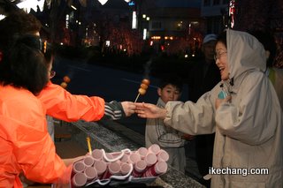 写真:玉こんにゃくをもらう女性