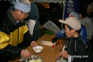 写真:蕎麦を待つ子ども