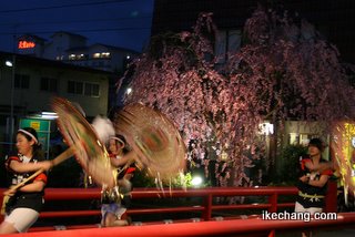 写真:花笠踊り(笠まわし)