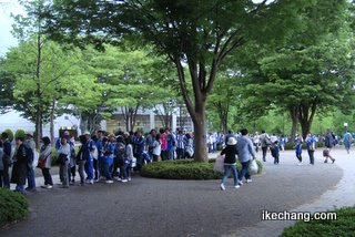 写真：浦和戦のチケットを求める行列