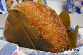 写真:炎のカリーパン(柏餅入り)