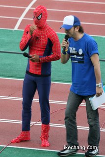 写真：スパイダーマン（渡辺匠選手）とMC千葉マサトさん